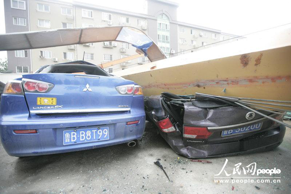 组图：青岛地铁工地龙门吊倒塌 多车被砸司机死里逃生