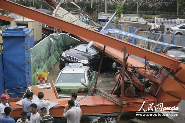 组图：青岛地铁工地龙门吊倒塌 多车被砸司机死里逃生