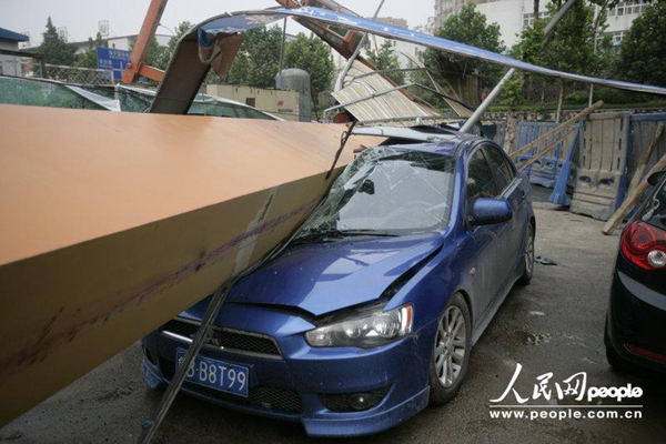 组图：青岛地铁工地龙门吊倒塌 多车被砸司机死里逃生