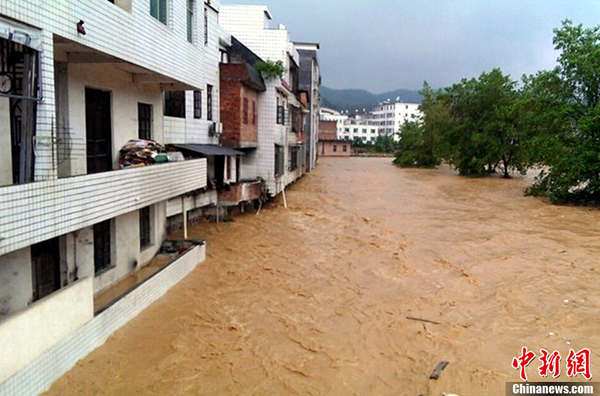 “苏力”携暴雨侵袭江西 赣南局地受淹严重