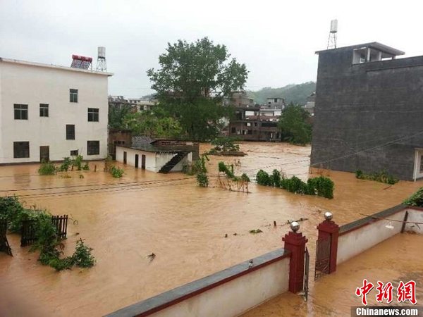 “苏力”携暴雨侵袭江西 赣南局地受淹严重