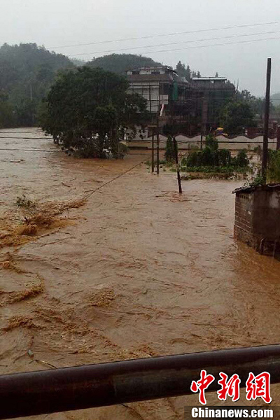 “苏力”携暴雨侵袭江西 赣南局地受淹严重