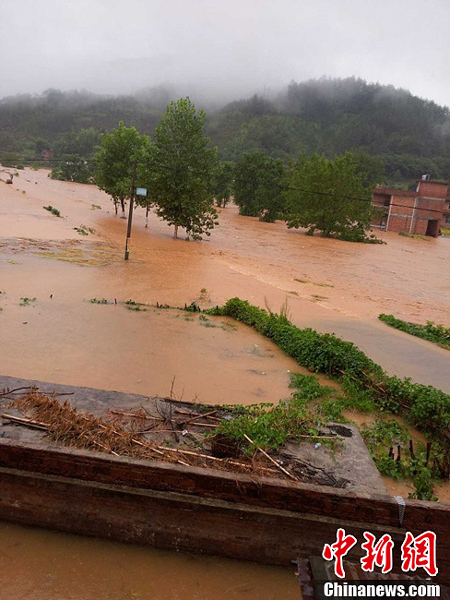 “苏力”携暴雨侵袭江西 赣南局地受淹严重