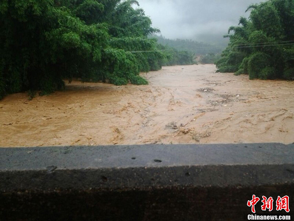 “苏力”携暴雨侵袭江西 赣南局地受淹严重