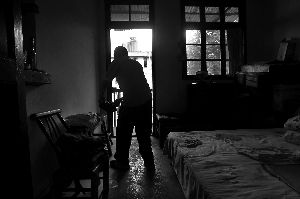 72岁孤独老人愿付出房子存款 找个家庭感受温暖