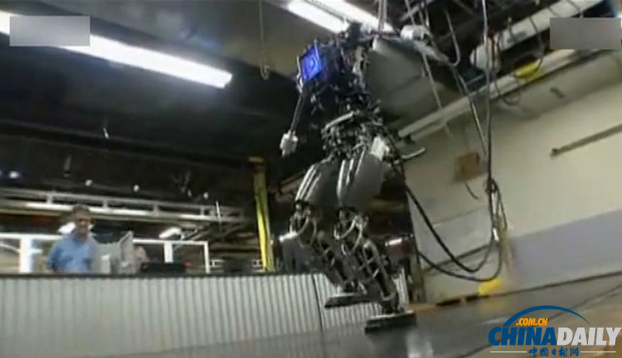 组图：美军研制最新战争机器人能跑会跳像