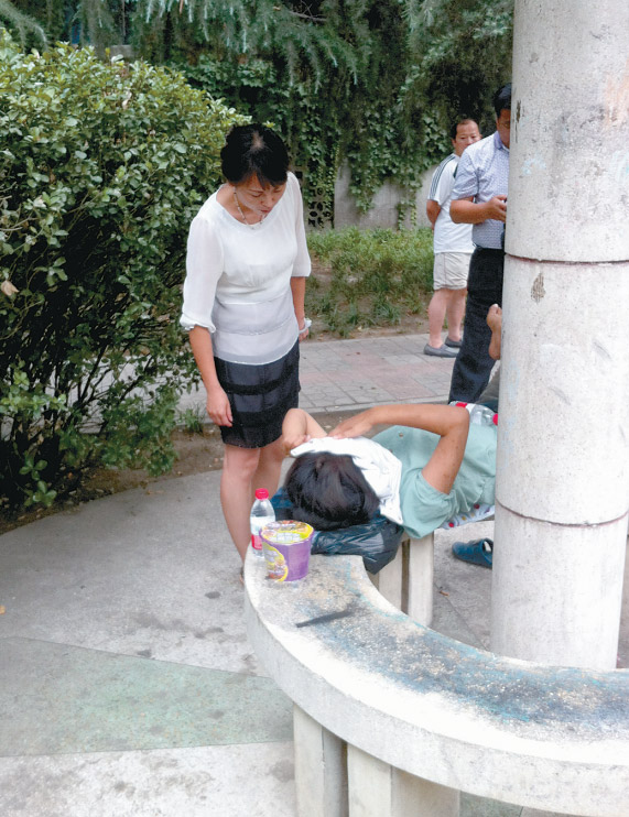 高清：郑州街头流浪少女不接受救助 面容姣好曾留学新加坡