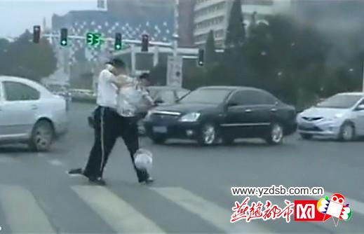 曝唐山两名女交警马路中央厮打(组图)