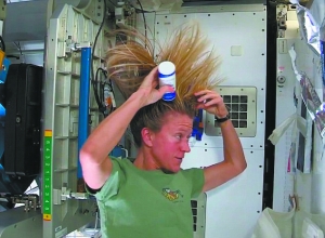国际空间站女宇航员太空洗头视频爆红网络