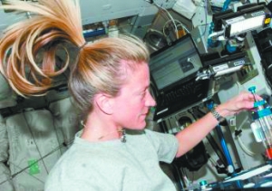 国际空间站女宇航员太空洗头视频爆红网络