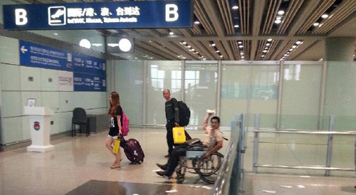 上海欢乐谷过山车故障 10余名游客被吊半空中