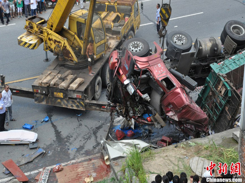 高清：浙江浦江发生重大车祸 货车撞倒8辆车致8死多伤