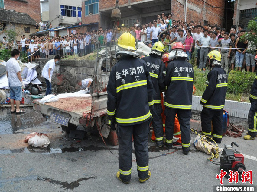 高清：浙江浦江发生重大车祸 货车撞倒8辆车致8死多伤