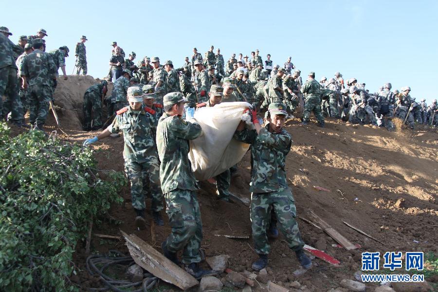 直击岷县地震震中千人“挖山”大搜救