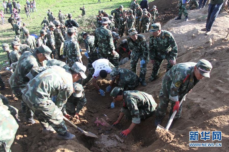 直击岷县地震震中千人“挖山”大搜救