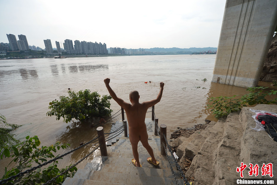 探访重庆裸泳滩