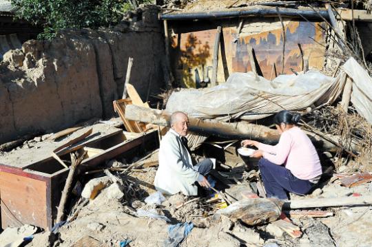 甘肃岷县因地震多个乡镇房屋倒塌严重（图）