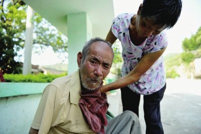 残疾老人遭养老院弃两回 流浪32年