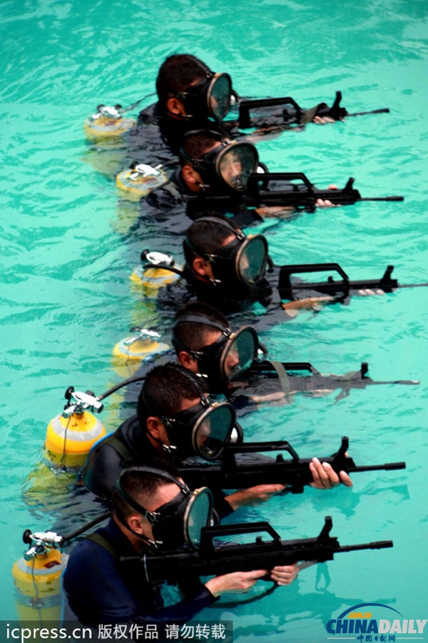 成都军区战士举行水下演习 陌生水域磨利剑