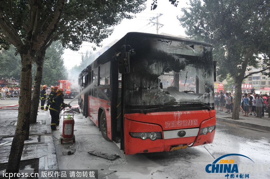 沈阳240路公交车发生自燃 路人纷纷协助灭火