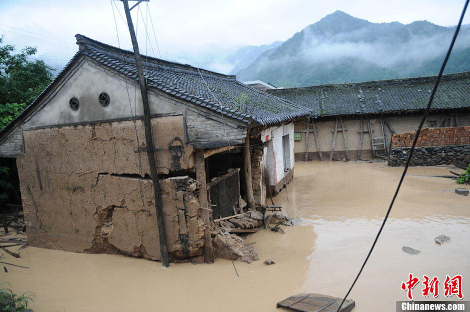 甘肃徽县遭遇强降雨袭击发生洪灾 国道被冲毁