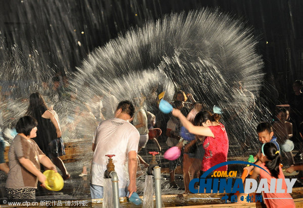 杭州：千岛湖泼水节举行 游客泼水享清凉