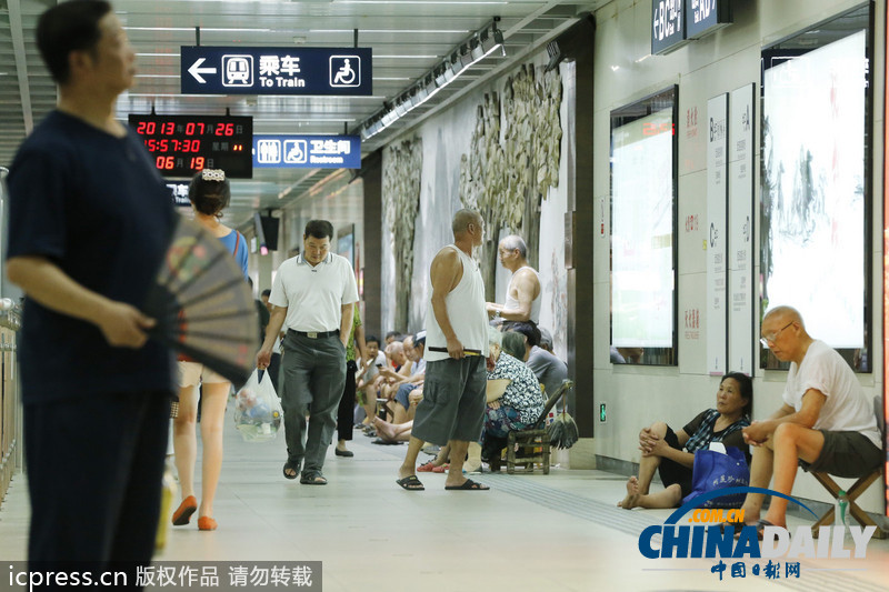 高清：武汉地铁特色站遭遇“纳凉大军”
