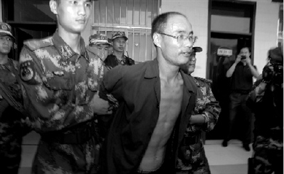 河南连杀5人嫌犯拉面馆被捕 在讯问室偶尔微笑