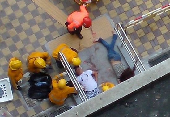 大陆男子赴香港探亲被跳楼女子压伤 场面恐怖