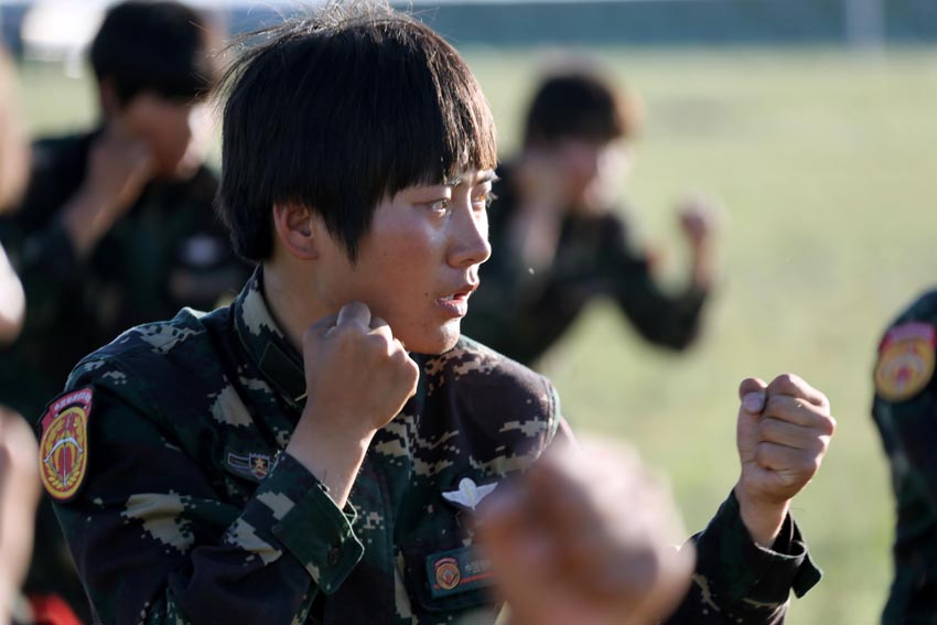高清：我陆军首支女子特战连训练剪影