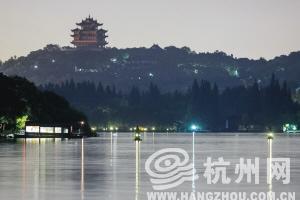 杭州西湖三潭印月其中一石塔被游船撞到水里(图)