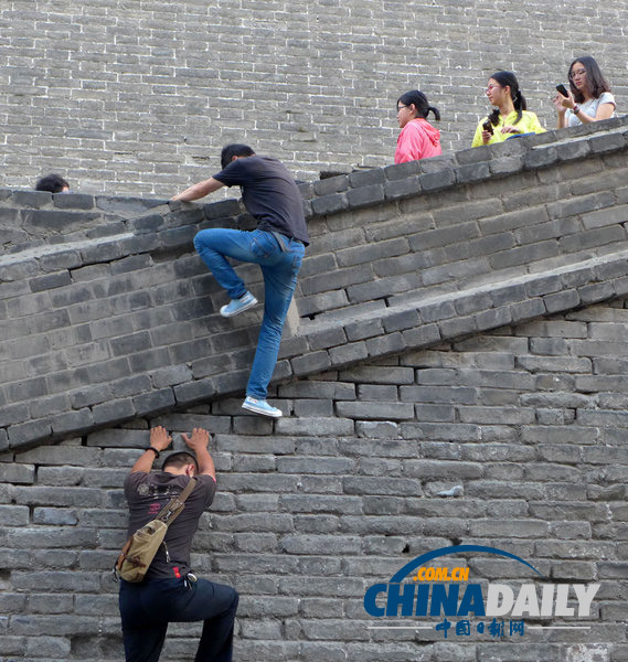 10余青年为逃票攀爬西安古城墙