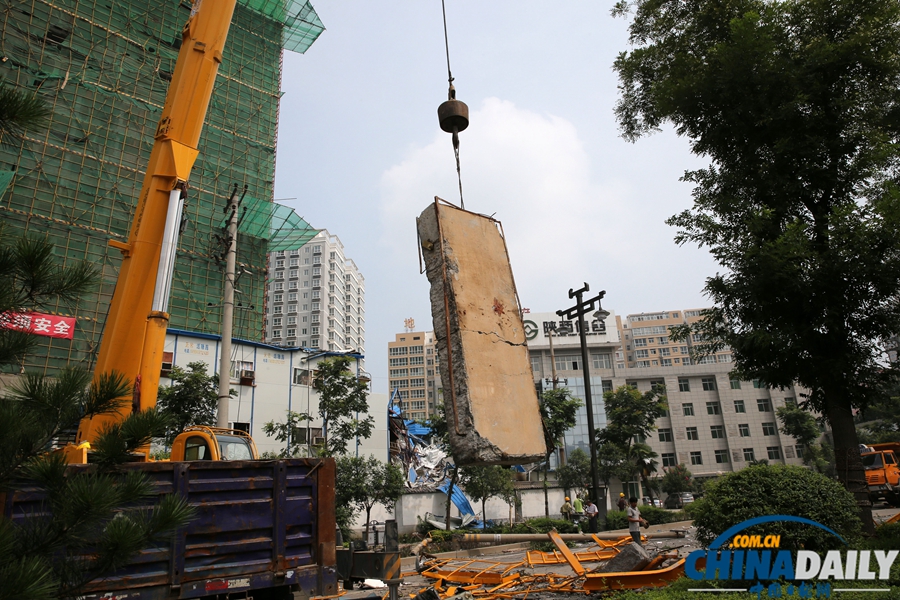 西安：突发暴风雨天气 塔吊倒塌砸中板房4人亡