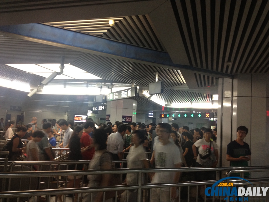 北京地铁十号线今晨又现故障 乘客滞留站台