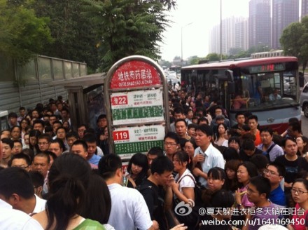 北京地铁十号线今晨又现故障 乘客滞留站台