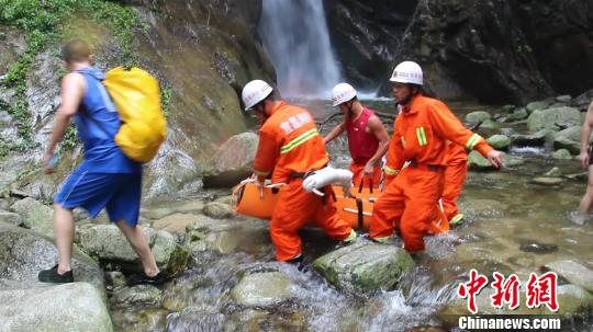 老年驴友摔伤被困山崖 三峡消防紧急救援