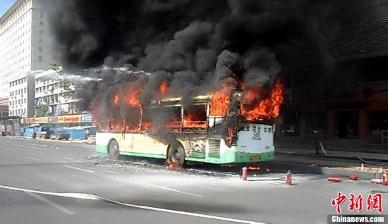 武汉一公交车自燃引发大火 数十名乘客安全逃生(组图）