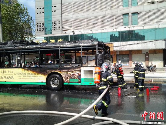武汉一公交车自燃引发大火 数十名乘客安全逃生(组图）