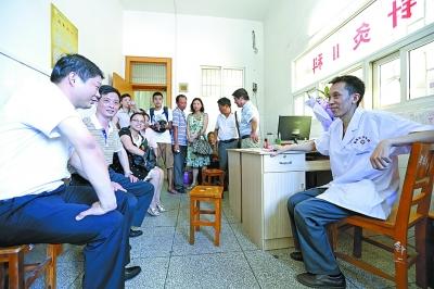武汉“不喝水的针灸师”吸引各地病人慕名救助