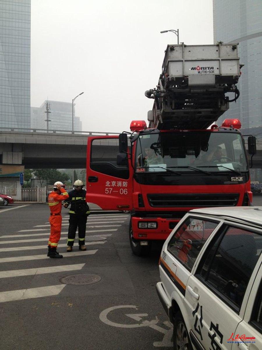 高清组图：北京央视新址附近一男子登上广告牌欲跳下