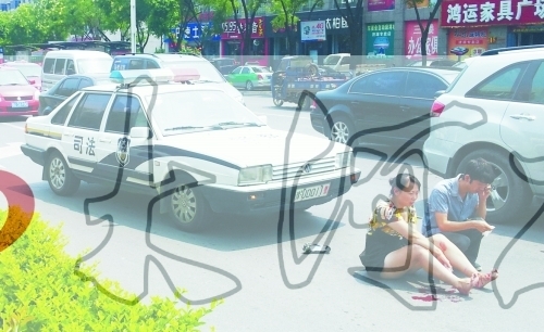 河南警车撞伤女子 官员“怕热”拒不下车救人