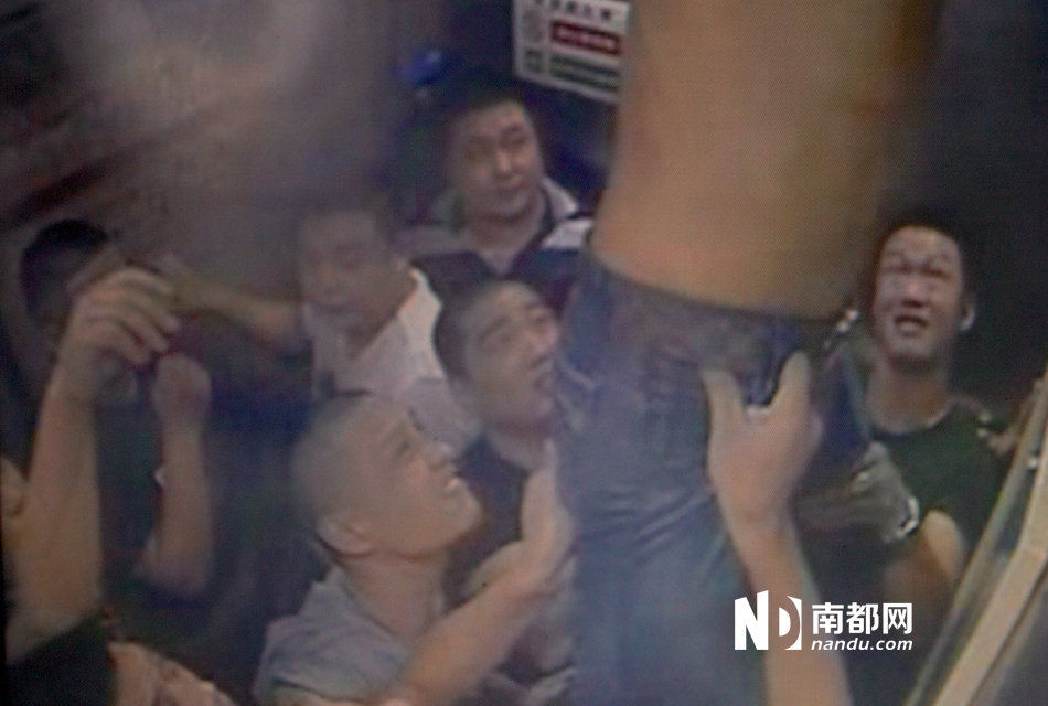 深圳上行电梯21楼急坠4楼 多人被困受伤
