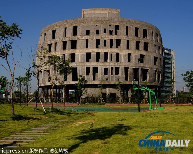 杭州惊现“酒桶”造型建筑 建成逾10年沦为烂尾楼
