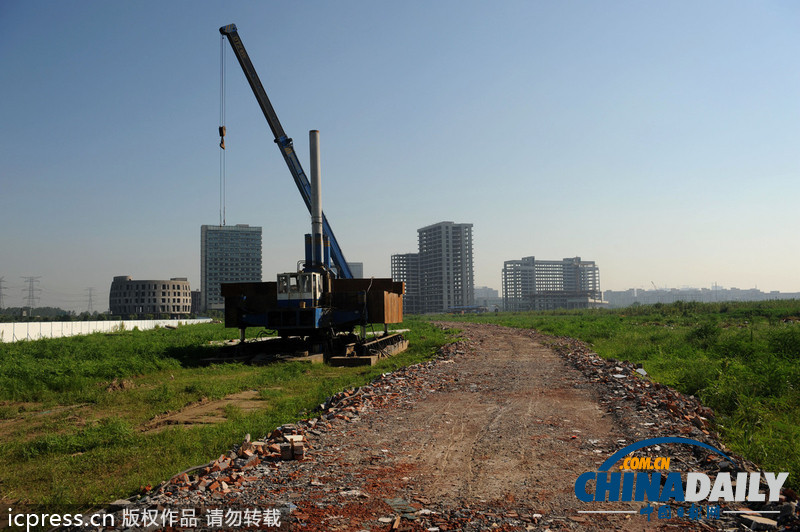 杭州惊现“酒桶”造型建筑 建成逾10年沦为烂尾楼