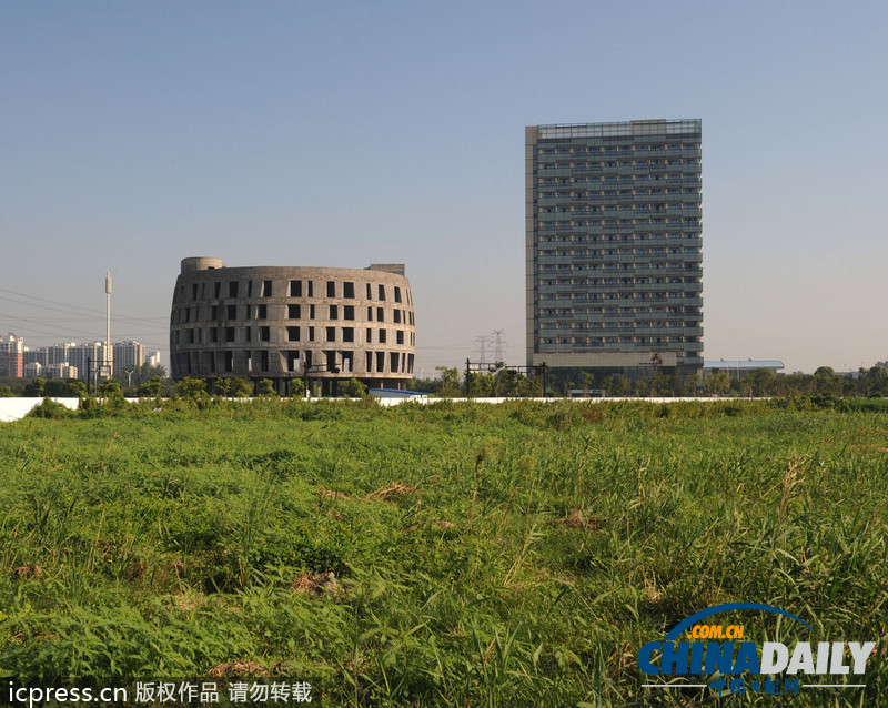 杭州惊现“酒桶”造型建筑 建成逾10年沦为烂尾楼