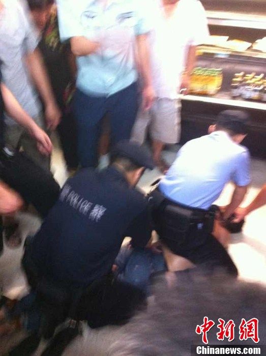 杭州一男子超市持刀砍人 两名民警被咬受伤（图）