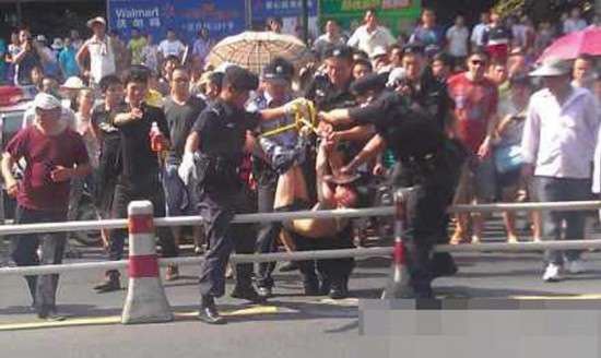 杭州一男子超市持刀砍人 两名民警被咬受伤（图）