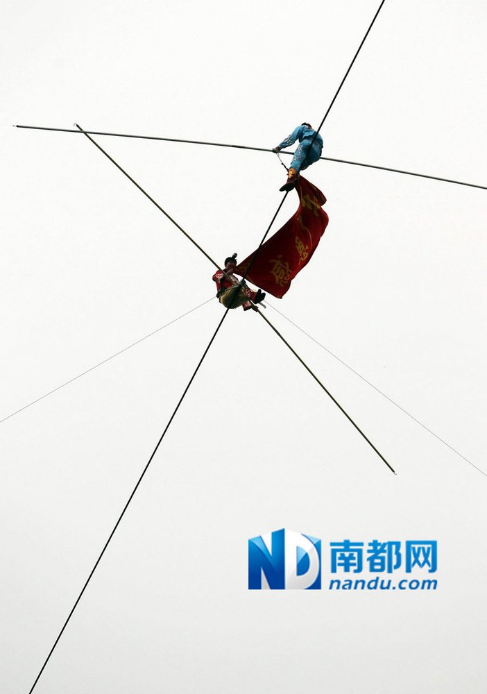 组图：阿迪力广州无保护走钢丝成功横跨珠江