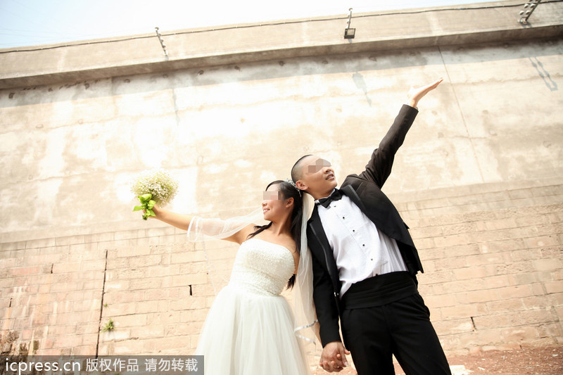 高墙里的集体婚礼 重庆监狱上演七夕“爱的守候”
