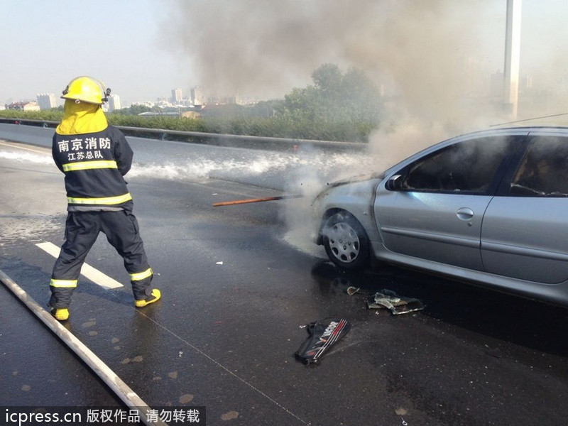 南京：标致轿车自燃面目全非 车主侥幸逃生